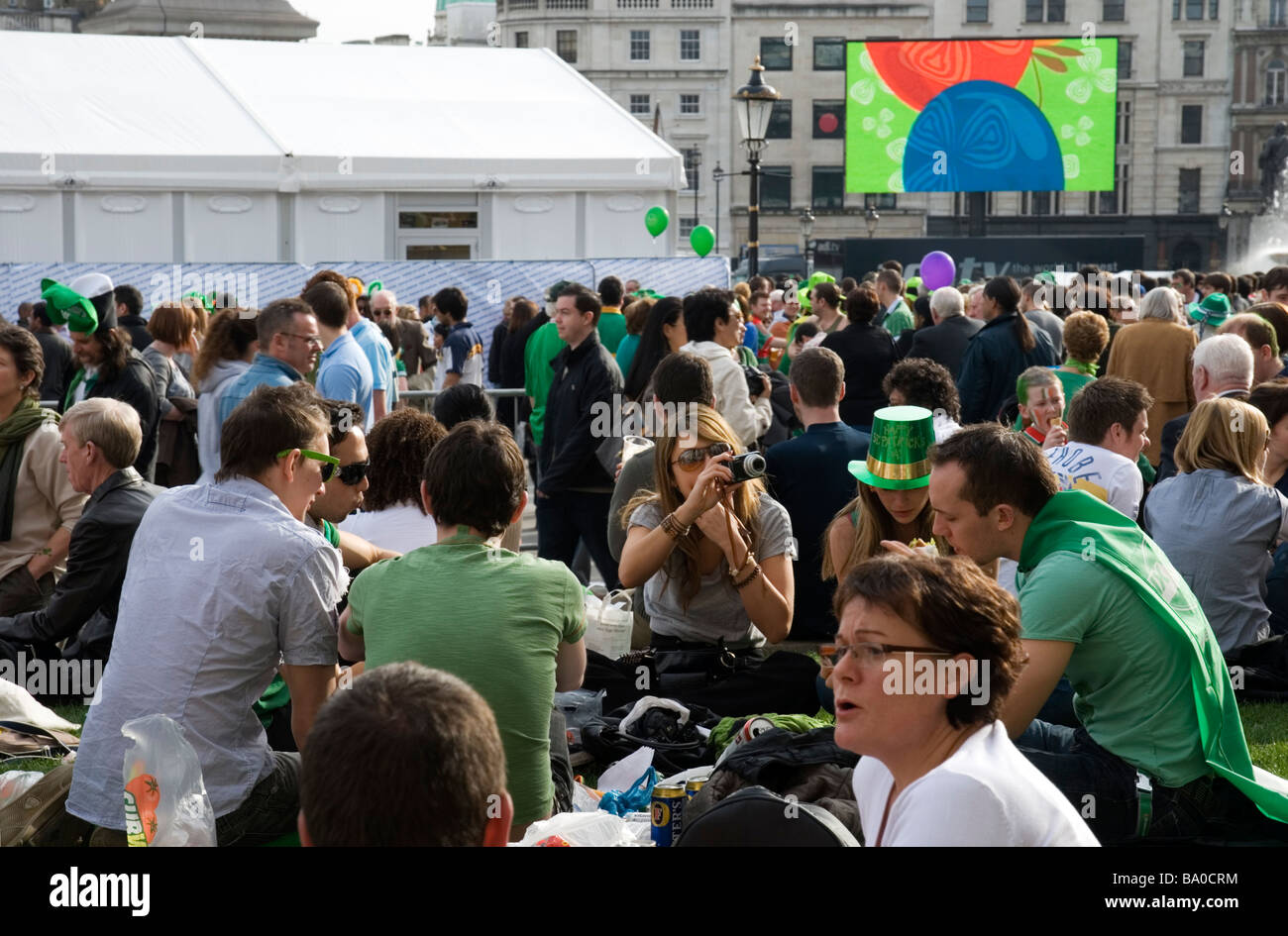 Una folla di persone presso il giorno di San Patrizio nel Festival in Trafalgar Square, Londra Inghilterra Regno Unito 2009 Foto Stock