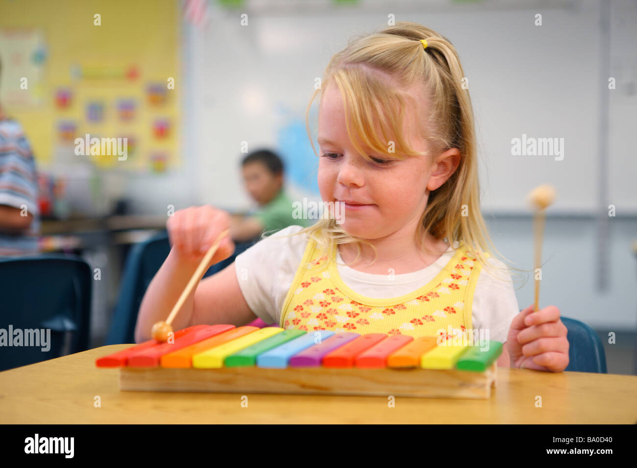 School girl xilofono riproduzione Foto Stock