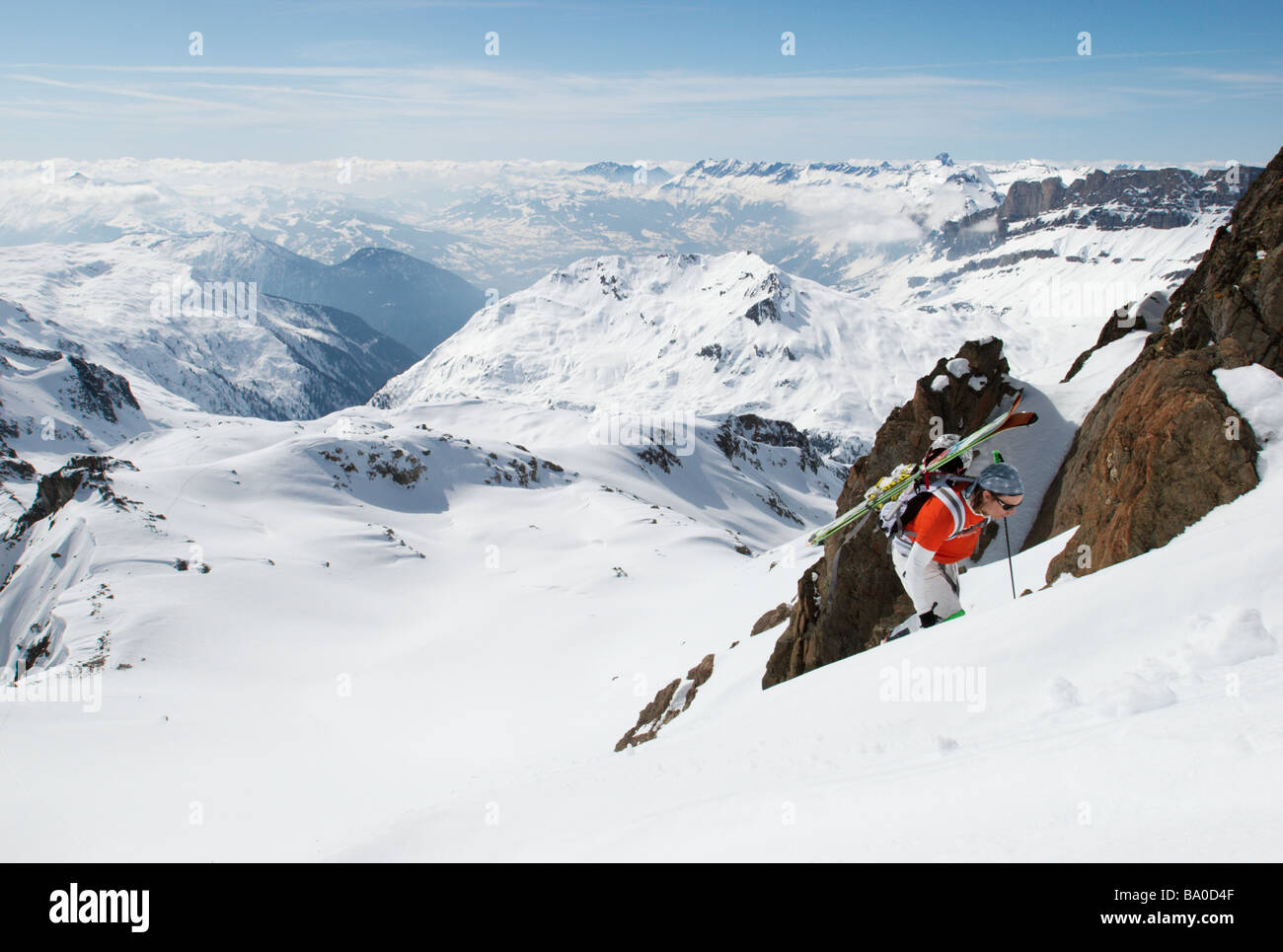 Sciatore a scalare una montagna, Chamonix, Francia Foto Stock
