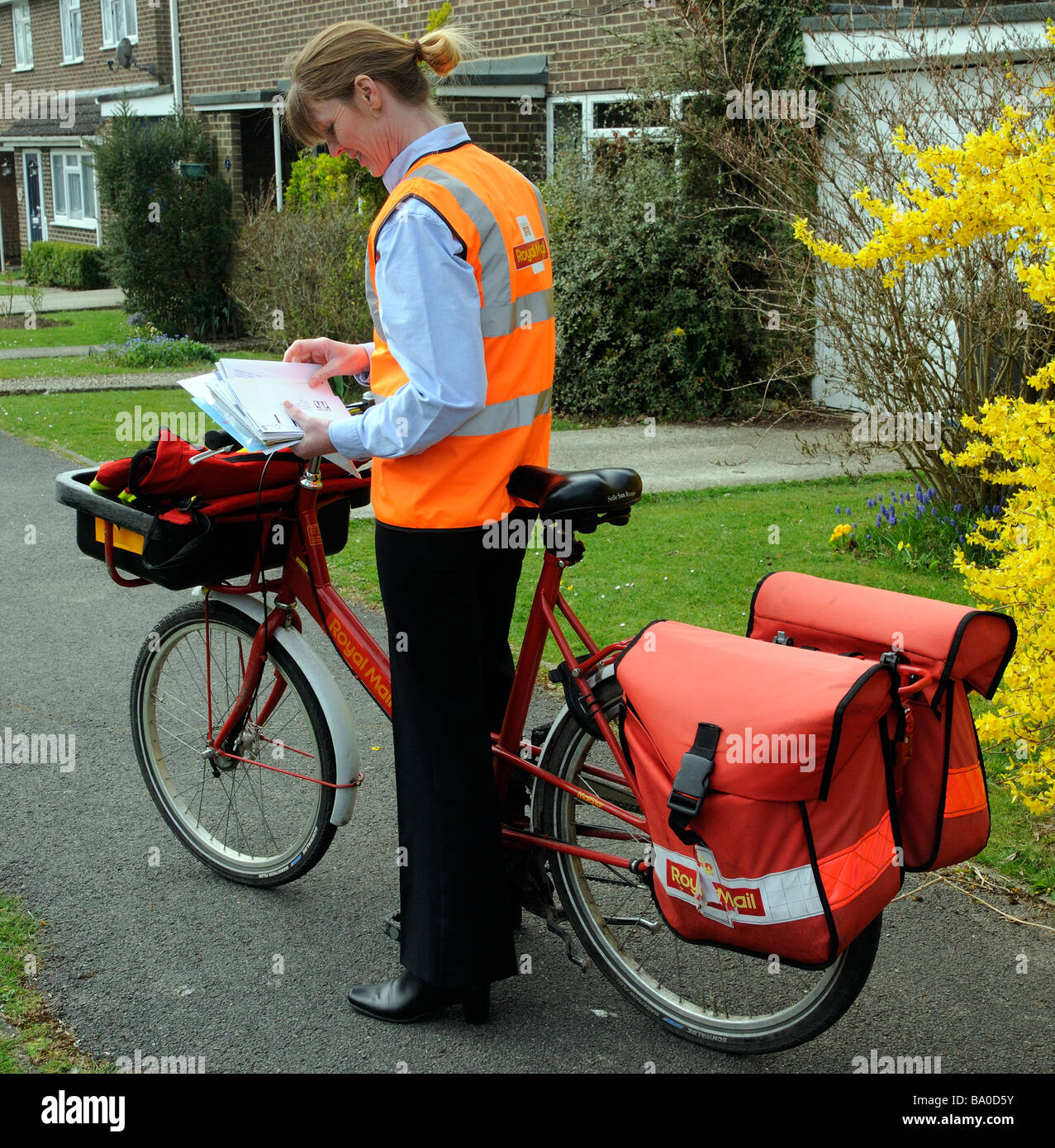 Royal Mail postwoman lettere di smistamento per il suo turno Foto Stock