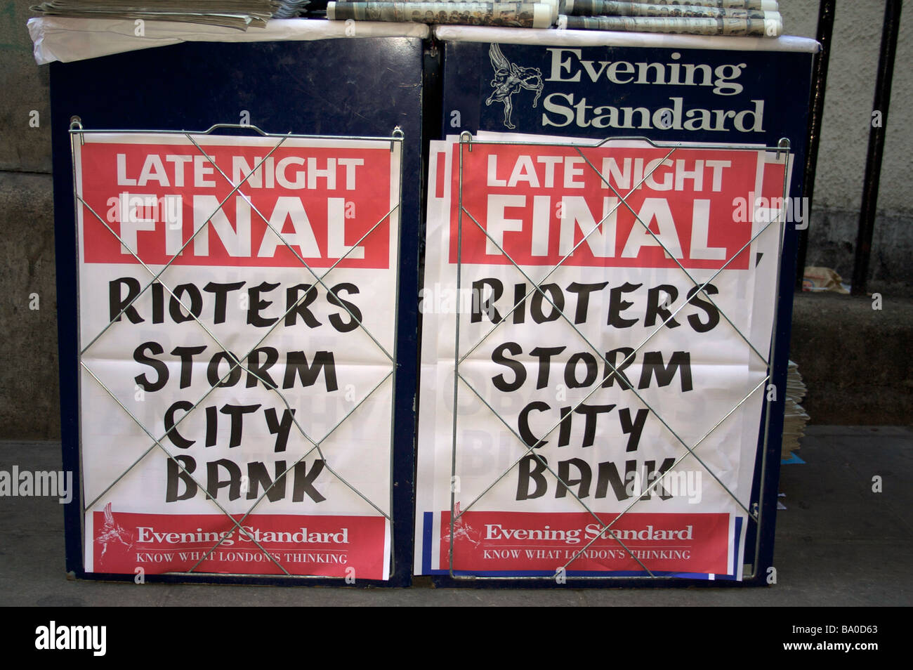Evening Standard in primo piano. Rivoltosi storm city bank. Foto Stock
