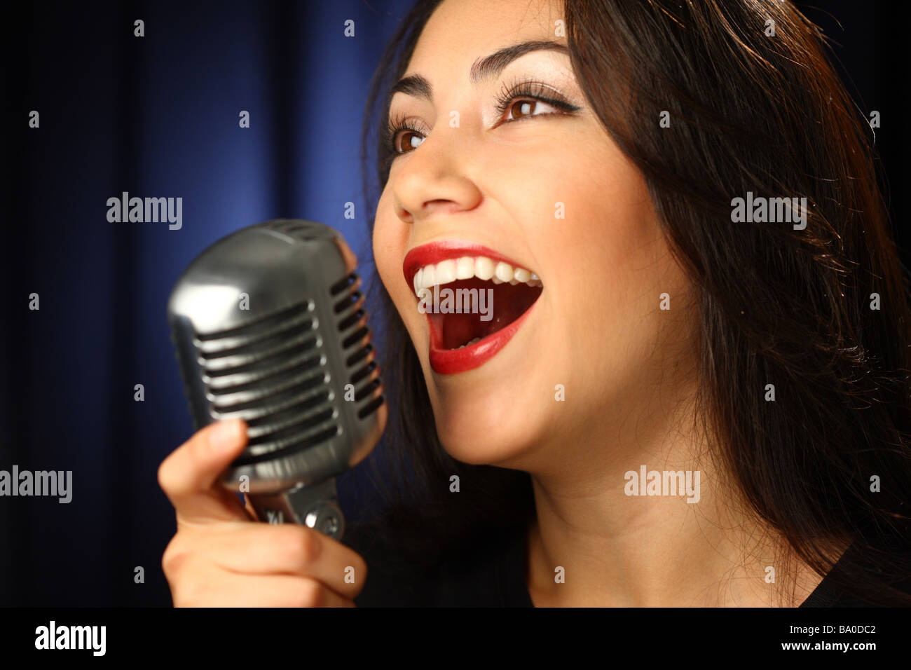 Donna cantare con microfono vintage Foto Stock