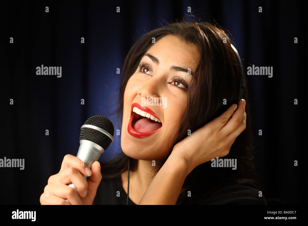 Donna cantare in studio di registrazione Foto Stock