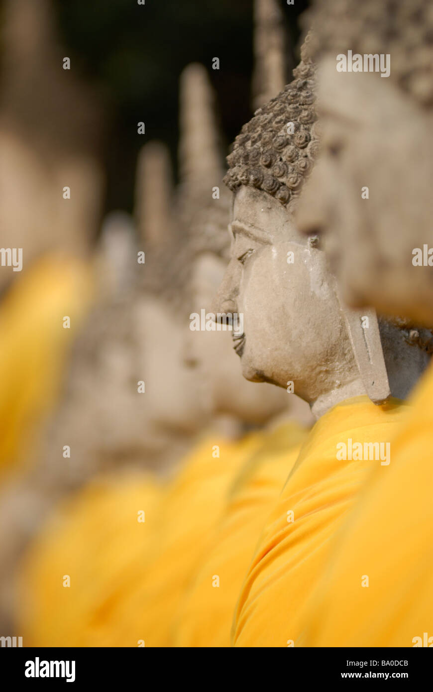 Linea di statue di Buddha di Wat Yai Chai Mongkhon, Ayuthaya Thailandia Foto Stock