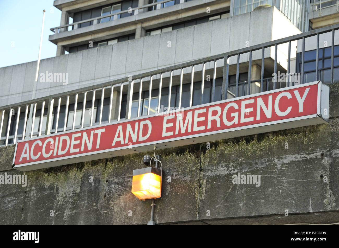Emergenza e di intervento in caso di incidenti e di un segno e il Royal Free Hospital Londra Inghilterra Hampstead Foto Stock