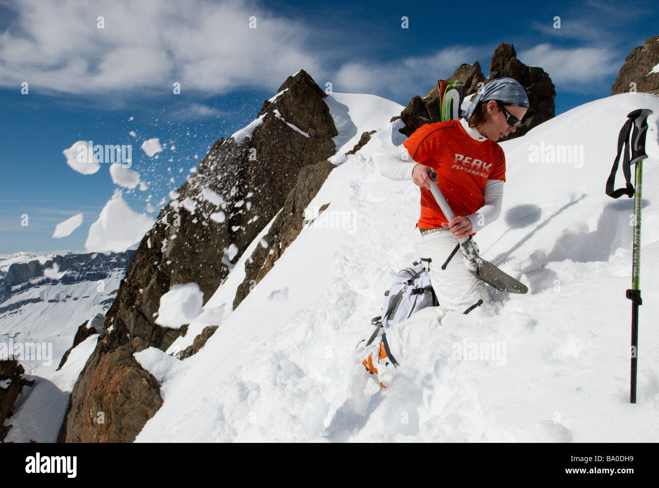 Sciatore scavando una buca nella neve in montagna (neve analisi / pericolo di valanghe di valutazione) Foto Stock