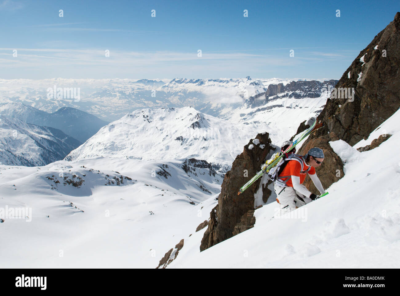 Sciatore a scalare una montagna, Chamonix, Francia Foto Stock