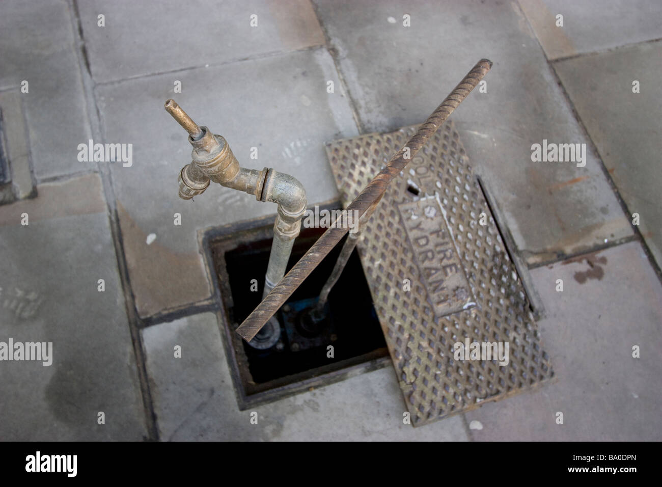 Aprire idrante di fuoco con rubinetto in London street Foto Stock