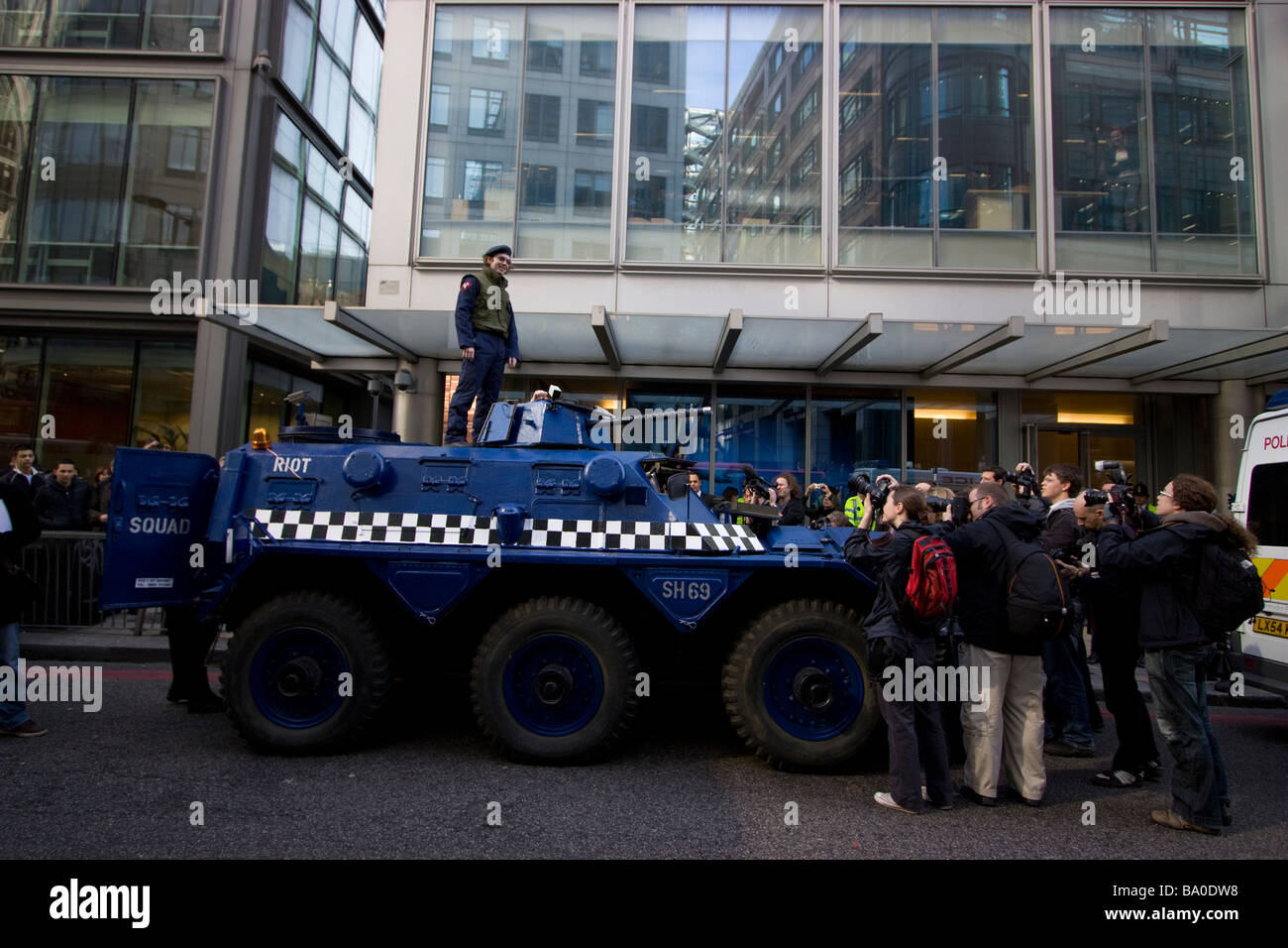 G20 di Londra di dimostrazione, spazio dirottatori gruppo anarchico in finto squadra antisommossa van fuori rbs Royal bank of Scotland, Foto Stock