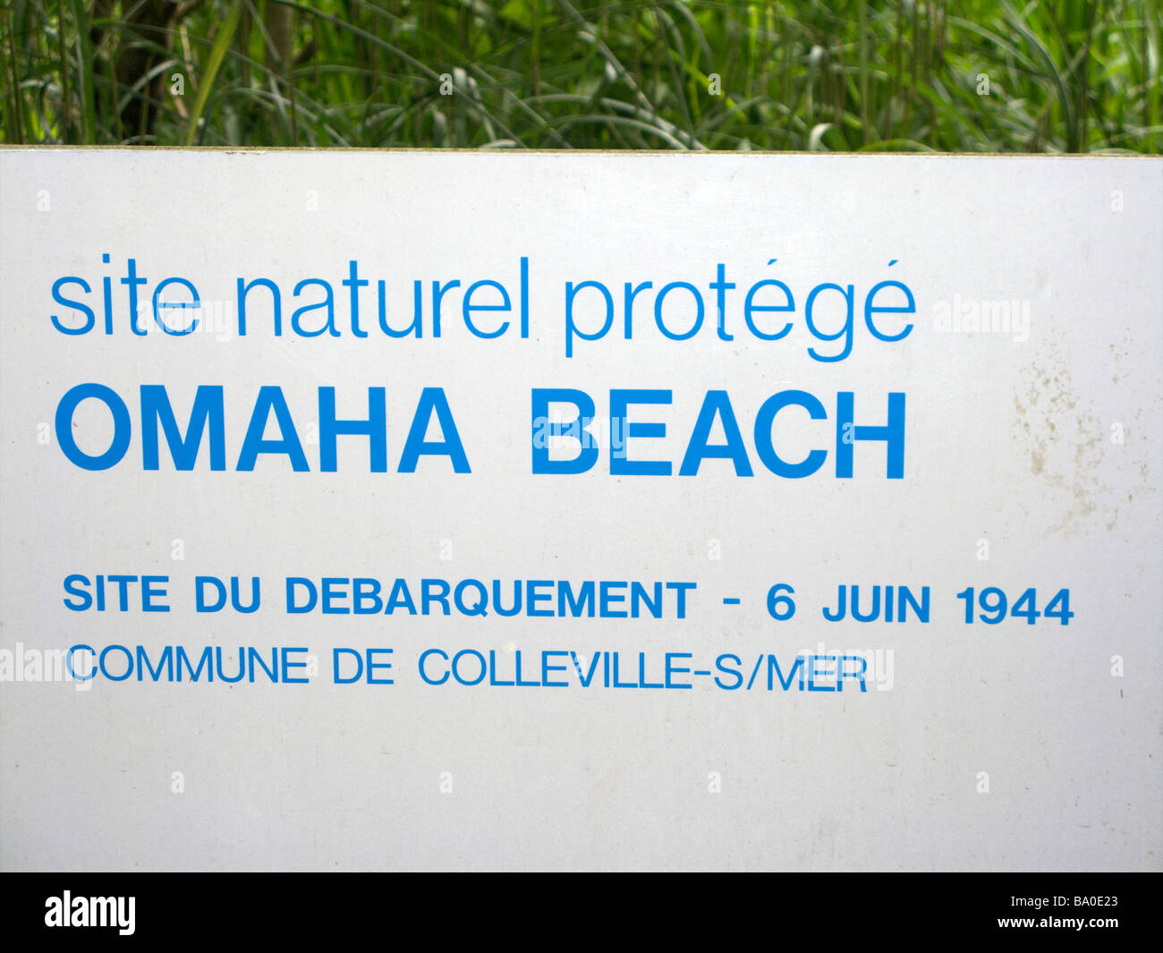 Il segno indica l'ingresso alla spiaggia di Omaha sito patrimonio dell'umanità. Foto Stock