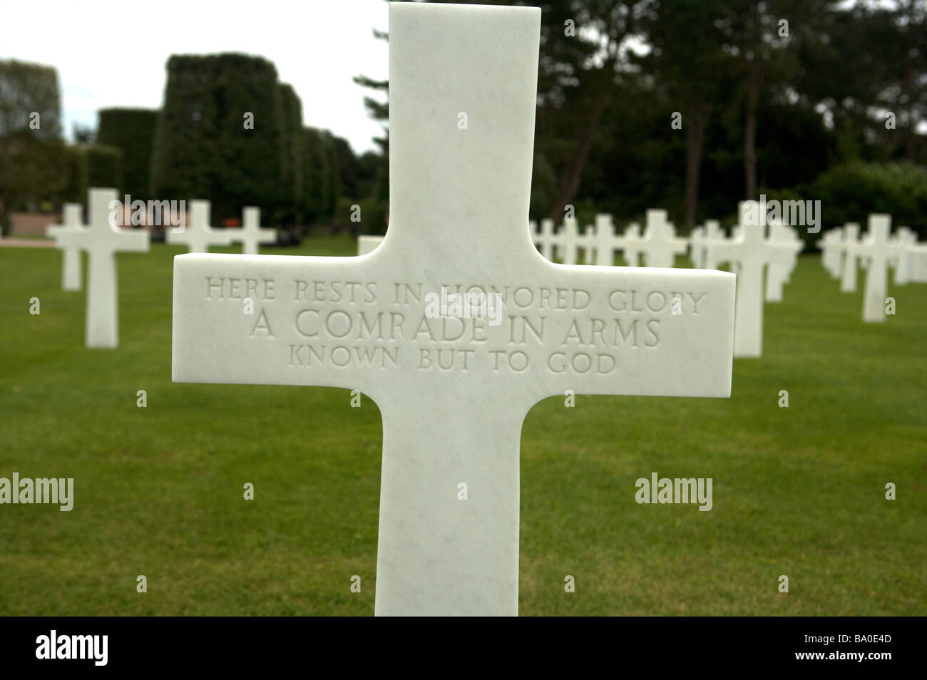 Croci Bianche stand in ricordo e marcatura tombe dei soldati statunitensi che sono morti durante la Seconda Guerra Mondiale durante lo sbarco in Normandia. Foto Stock