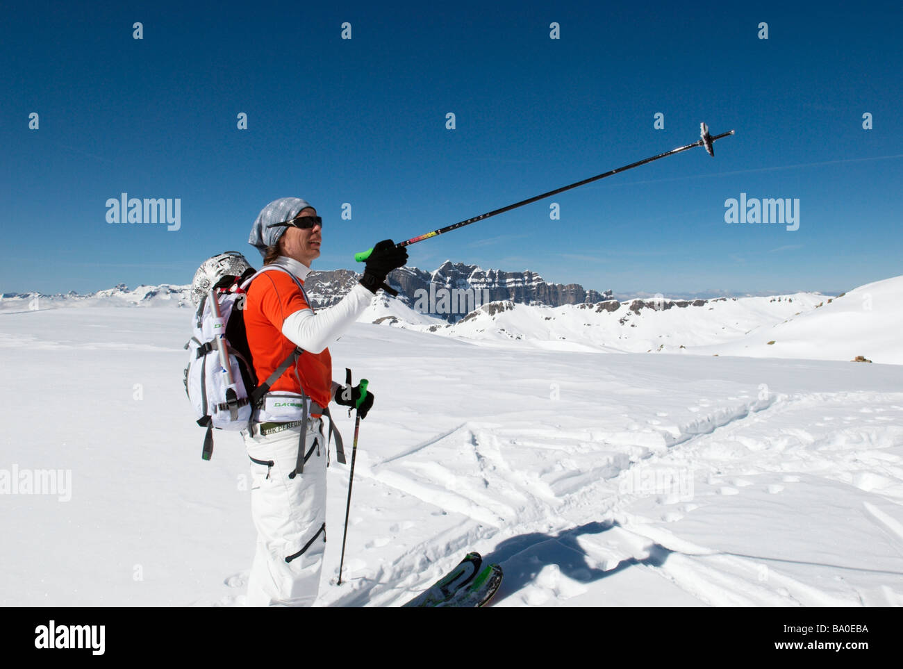 Sciatore dispositivo di puntamento con un bastoncino da sci, Aiguilles Rouges Riserva Naturale, Chamonix, Francia Foto Stock