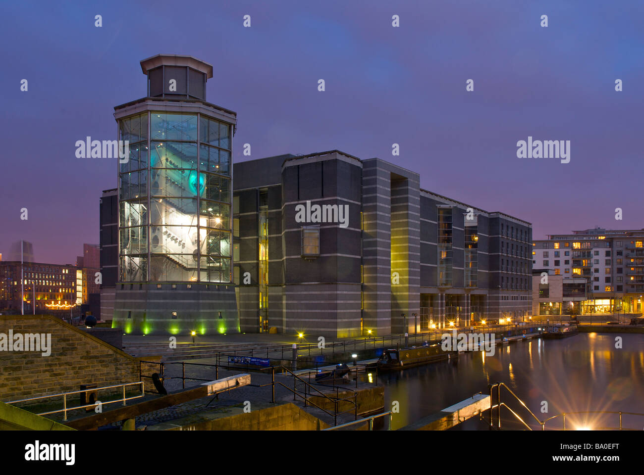 Il Royal Armouries Museum al crepuscolo, Clarence Dock, Leeds, West Yorkshire, Inghilterra, Regno Unito Foto Stock