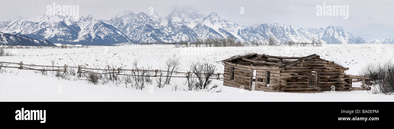 Ampio panorama della gamma Teton Mountains in Wyoming con crollato shane log cabin dal filmato in inverno Foto Stock