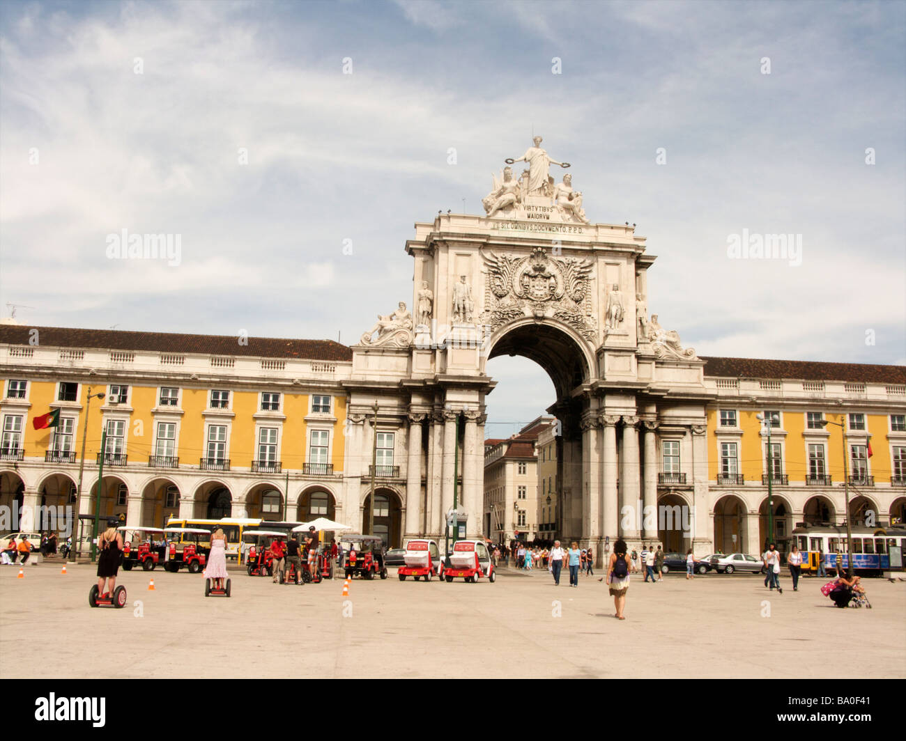 Questo è l' Arco di Trionfo della Via Augusta, in Piazza del commercio. La Praça do Comércio (Piazza del commercio) è a Lisbona Portogallo Foto Stock