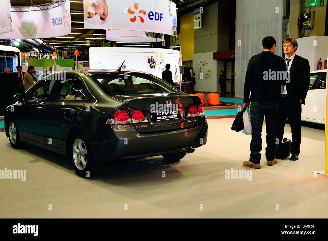 Parigi Francia, uomini d'affari Meeting 'Honda Car Company', 'Sustainability Trade Show' 'Salon Durable' Civic 'Hybrid Car' prodotto ecologico Foto Stock