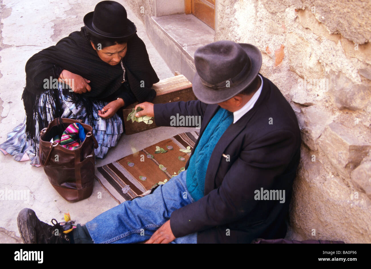 I rituali che raccontano la fortuna si svolgono nel mistico quartiere della stregoneria lungo via Sagárnaga, annidato nella vivace città di la Paz, Bolivia. Foto Stock