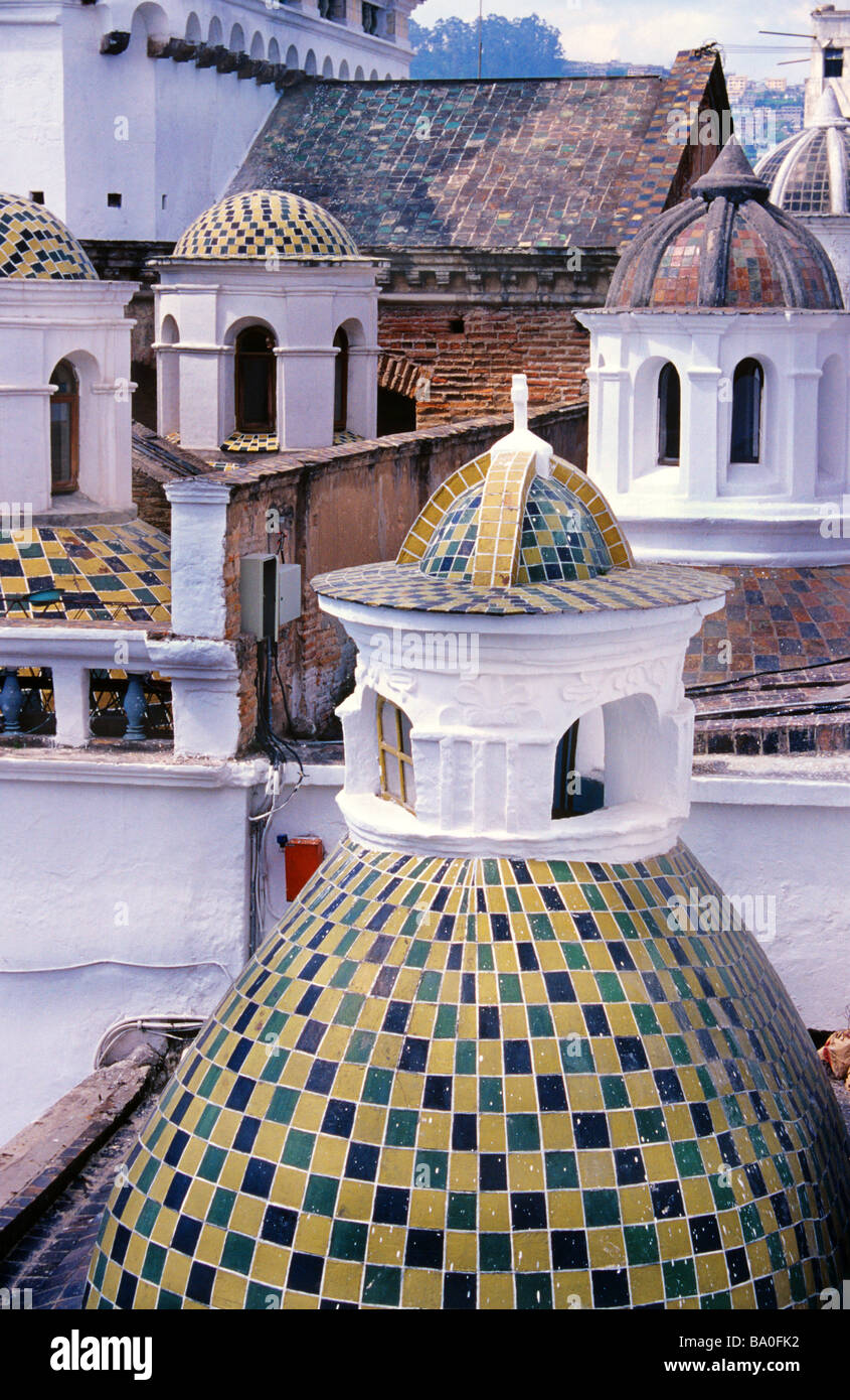 Cattedrale di Quito e piastrellate cupole, Plaza de la Independencia, Quito, Ecuador, Sud America Foto Stock