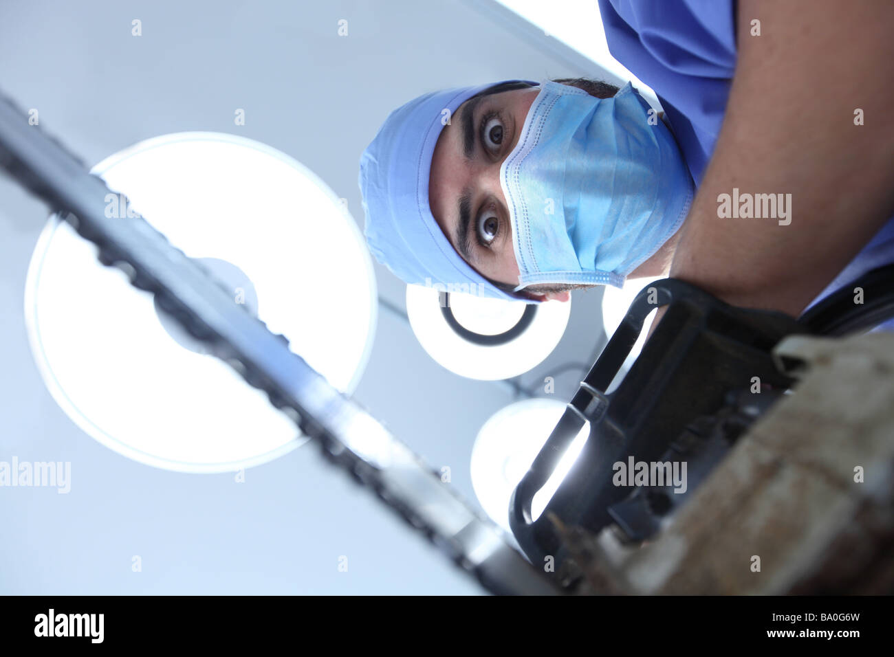Crazy chirurgo con sega a nastro Foto Stock