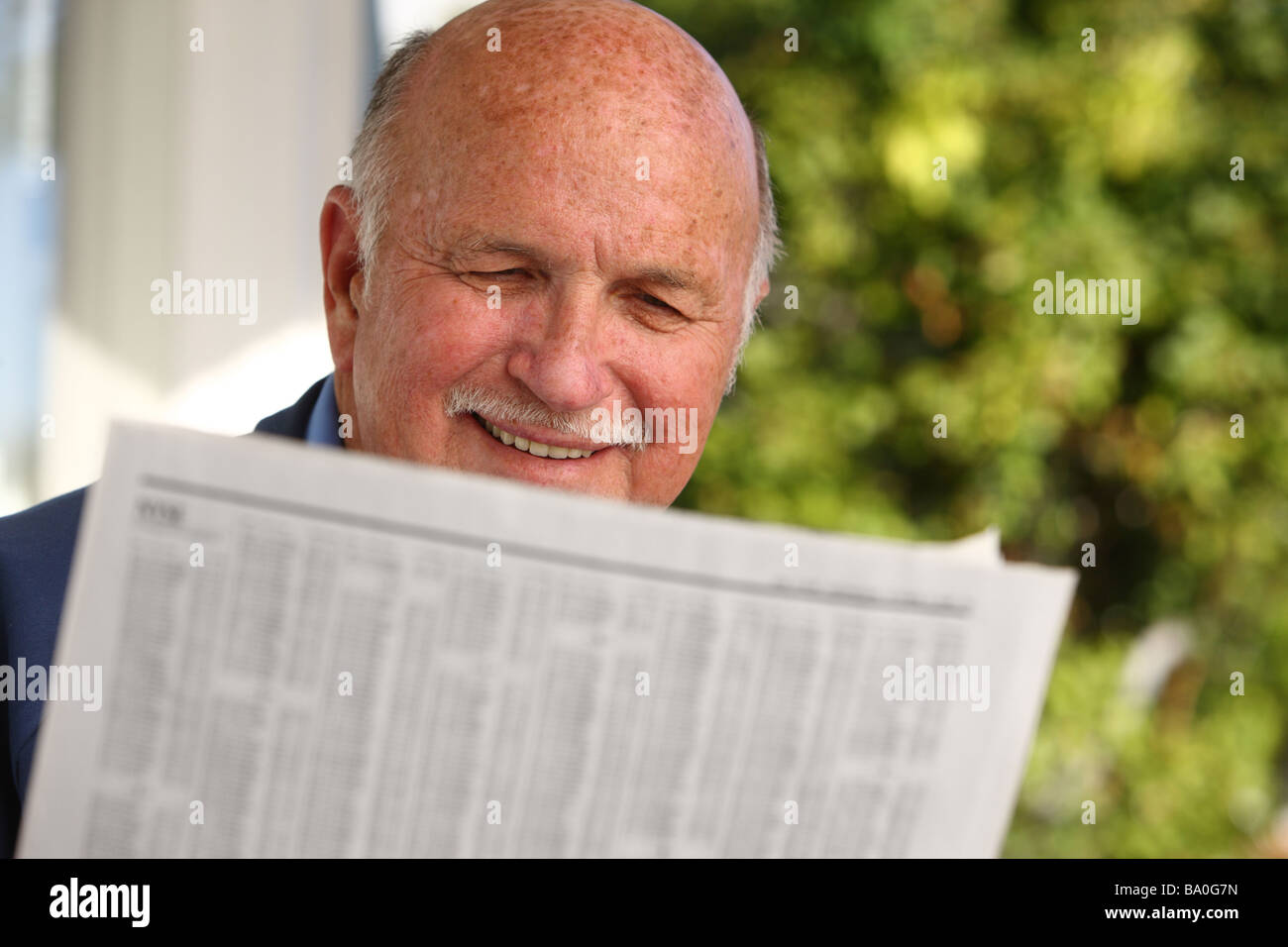 Senior uomo quotidiano di lettura Foto Stock
