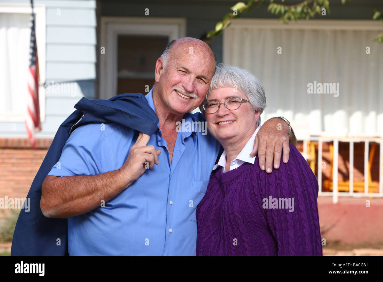 Coppia senior di fronte a casa Foto Stock