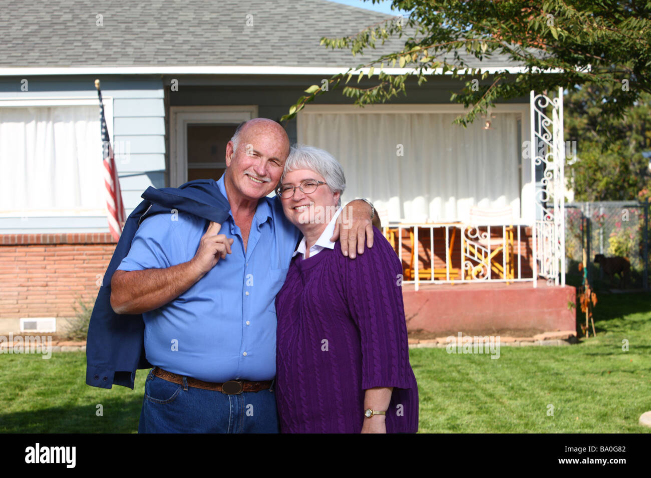 Coppia senior di fronte a casa Foto Stock