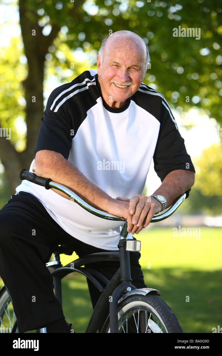 L'uomo anziano con noleggio biciclette Foto Stock