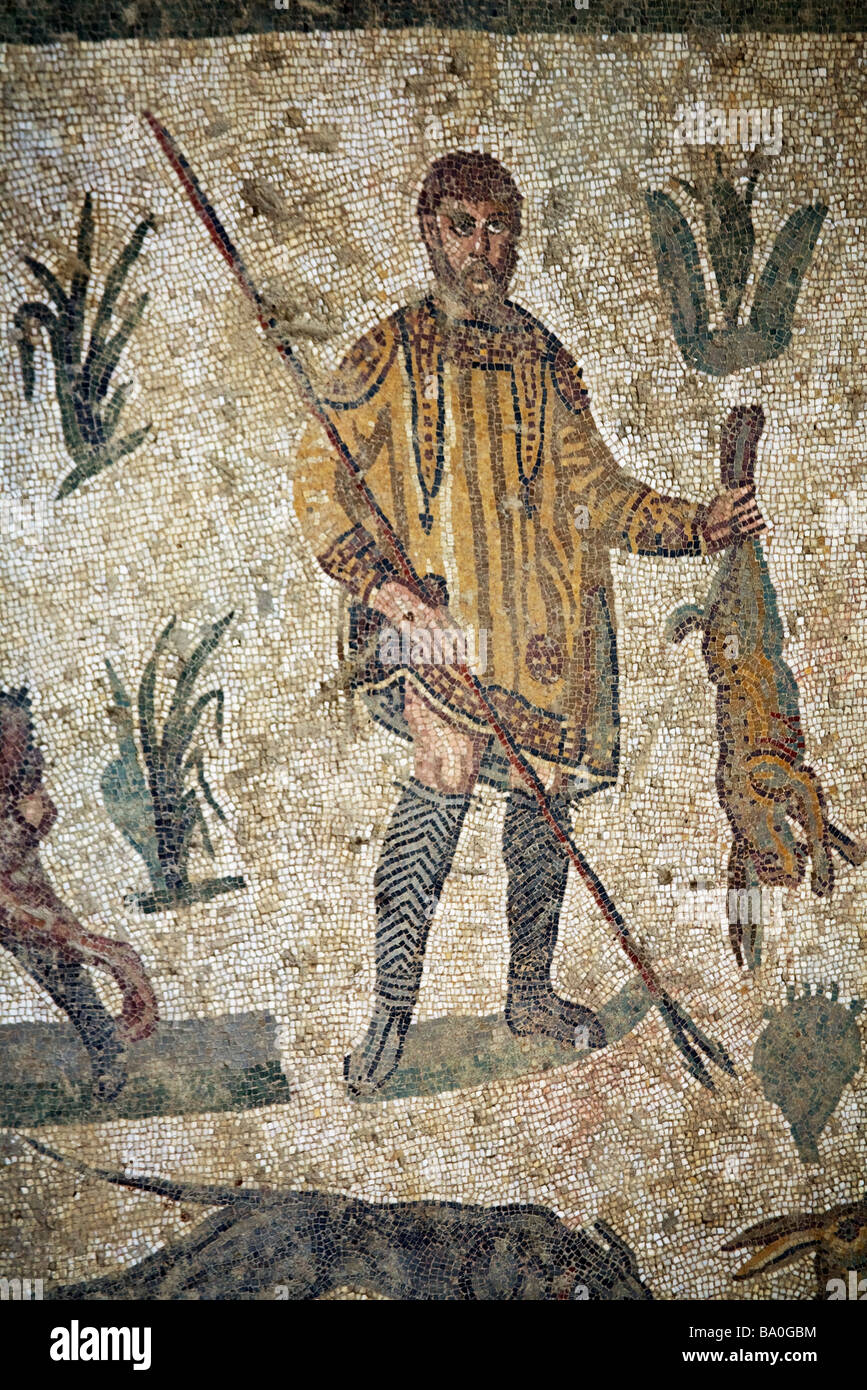 Cacciatore con lancia holding lepre Sala mosaico di caccia piccola Villa Romana del Casale di Piazza Armerina Sicilia Italia Foto Stock