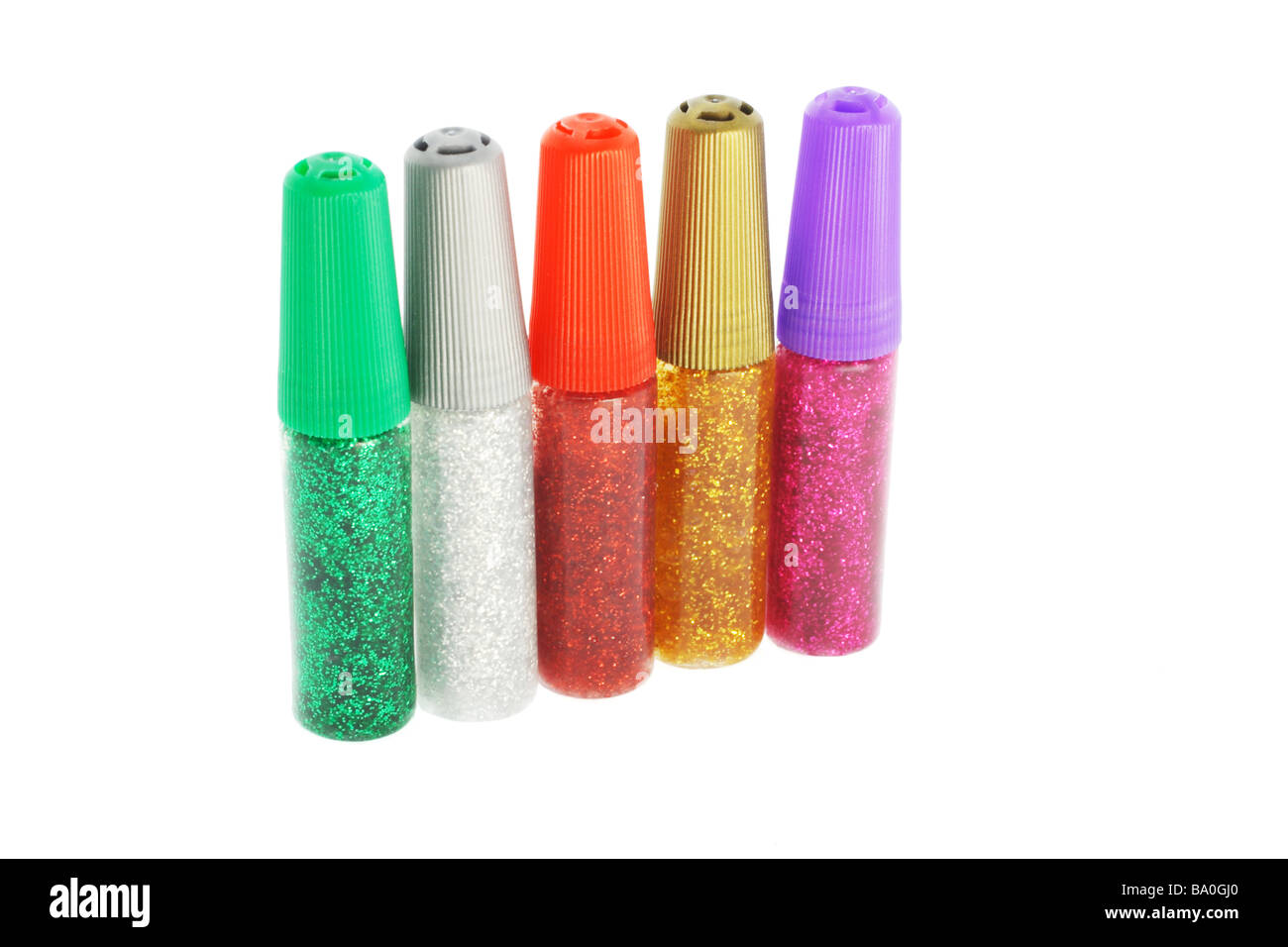 Cinque tubi di colla glitter di vari colori su sfondo bianco Foto Stock