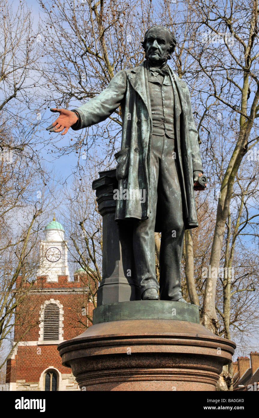 Statua commemora William Gladstone al di fuori della chiesa di St Mary prua con mani spalmò con vernice rossa Foto Stock
