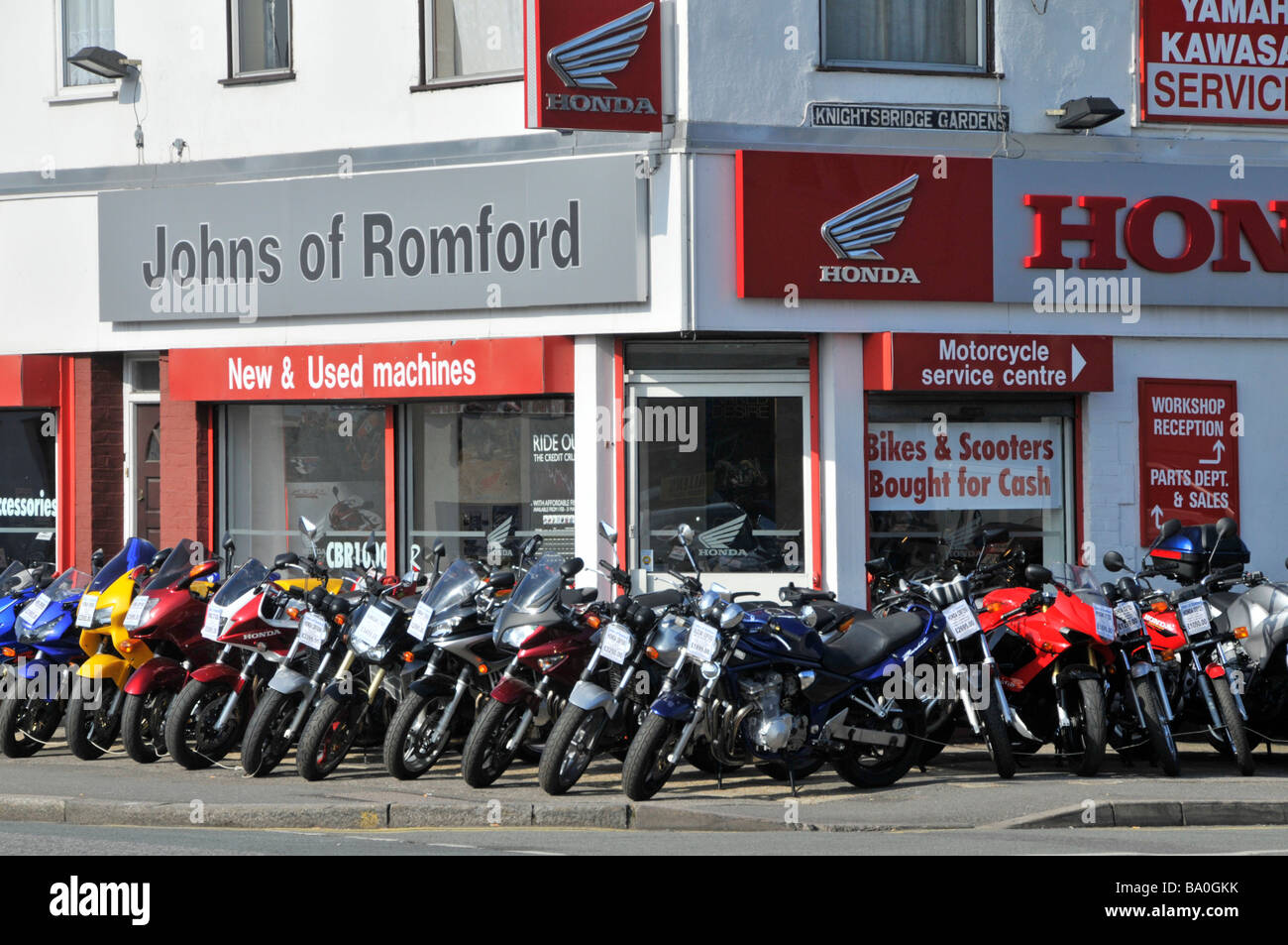 Honda segni sopra la visualizzazione di motociclette in vendita a rivenditori locali dello showroom Foto Stock
