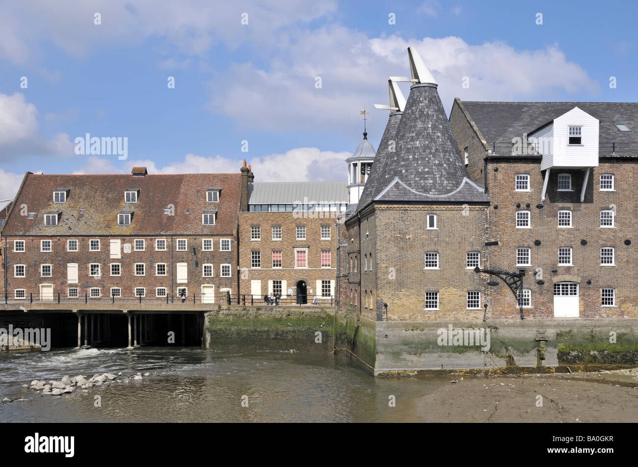 Il mulino ad acqua di marea House Mill fa parte del complesso dei tre mulini a Bromley by Bow sul fiume Lea, che comprende la casa conica di quercia East London Inghilterra Regno Unito Foto Stock