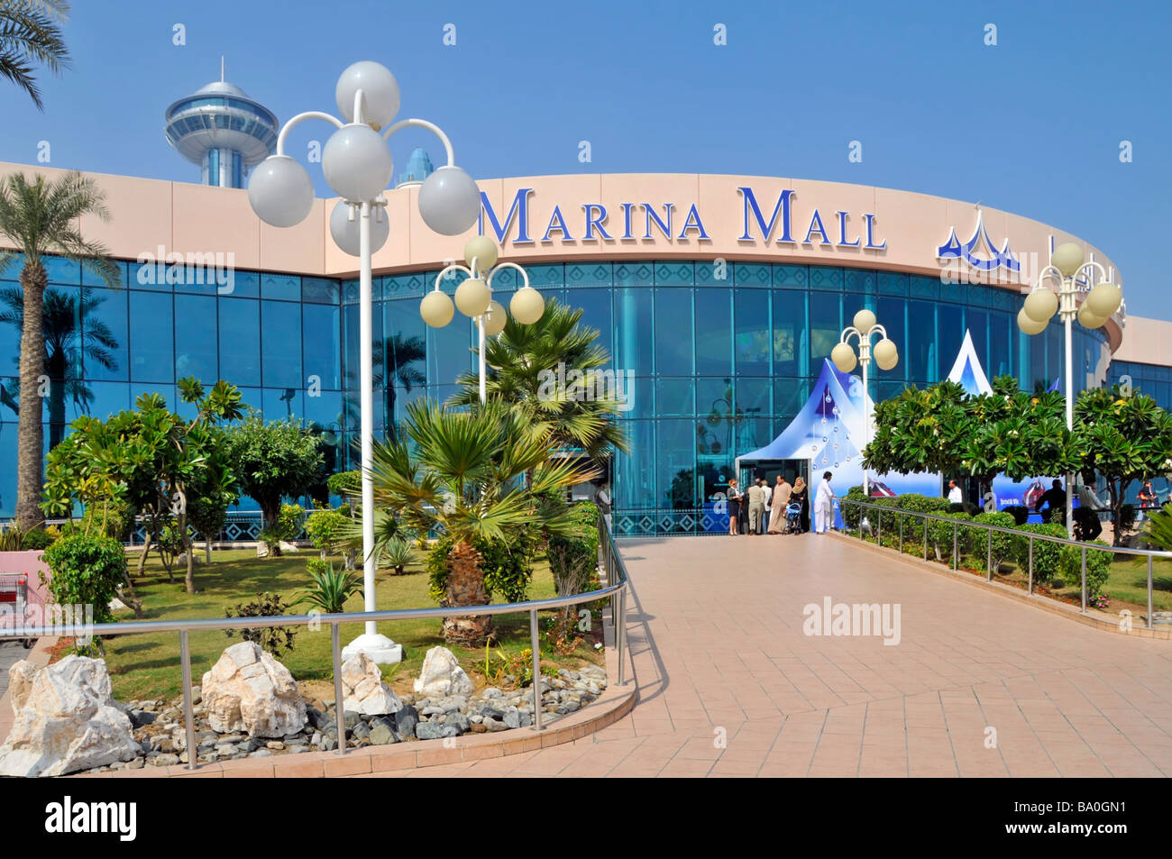 Architettura moderna e facciata paesaggistica, ingresso al centro commerciale Abu Dhabi Marina e accesso dai punti di rientro in taxi e autobus degli Emirati Arabi Uniti Foto Stock