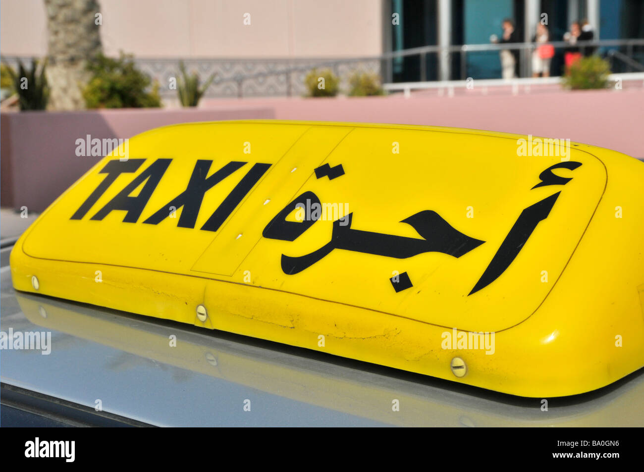 Abu Dhabi primo piano del taxi bilingue giallo montato sul tetto Segnale taxi Emirati Arabi Uniti Emirati Arabi Uniti Medio Oriente Asia Foto Stock