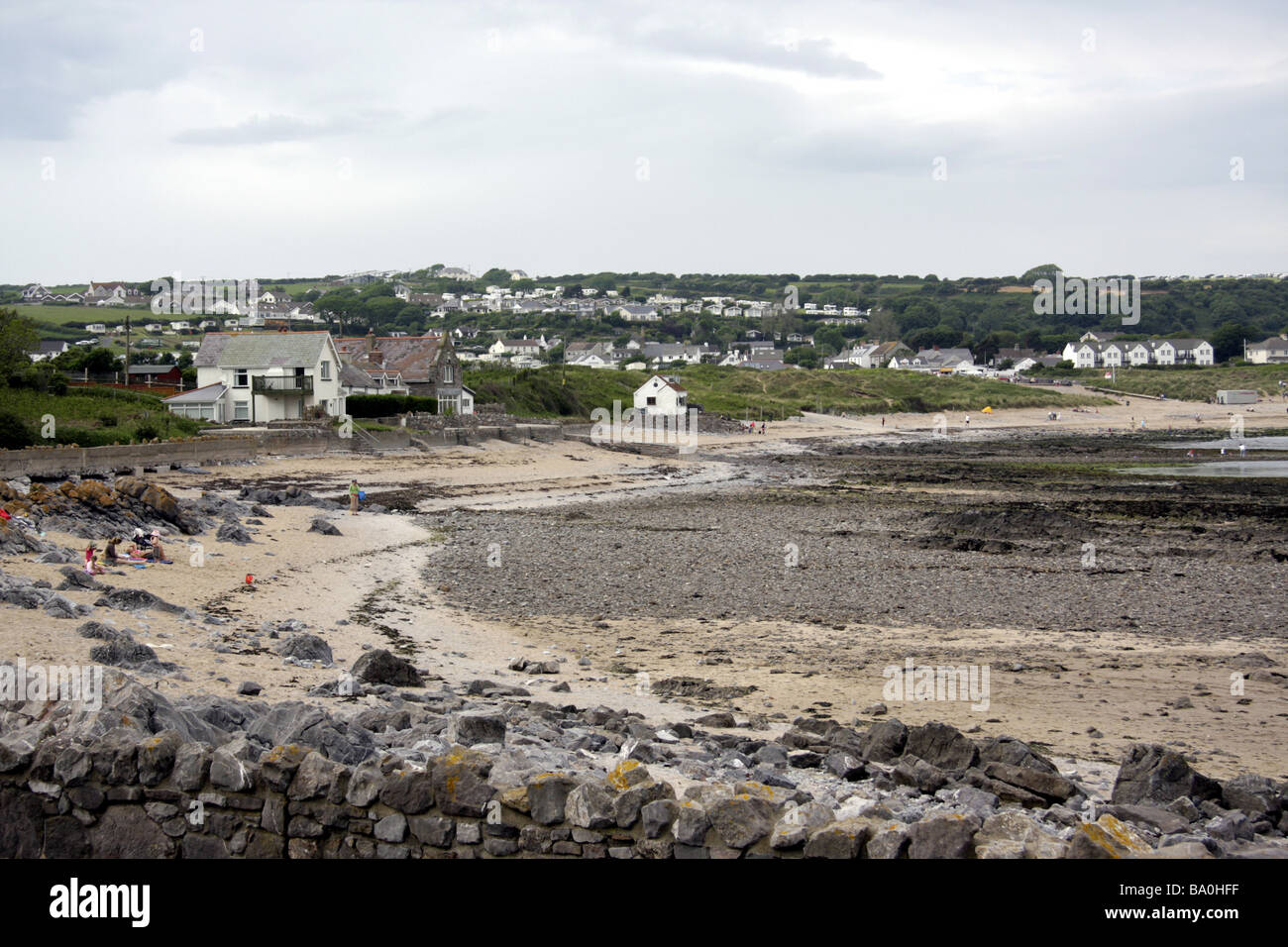 Spiaggia di sabbia su un noioso giorno a Port Eynon, Penisola di Gower, Galles del Sud Foto Stock