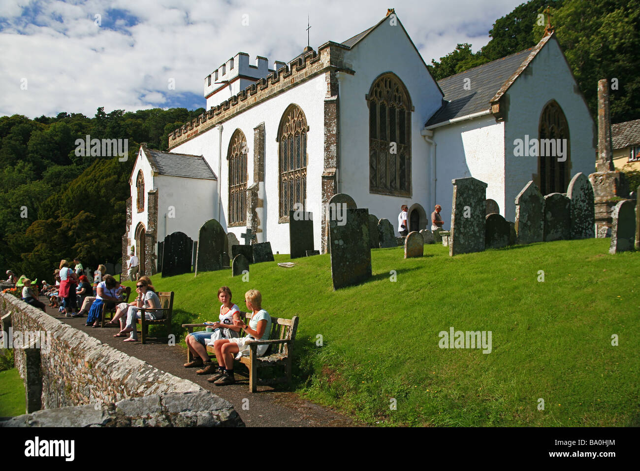 I visitatori godere rinfreschi presso il festival dei fiori all'interno di un insolito imbiancato la chiesa al Selworthy, Somerset, Inghilterra, Regno Unito Foto Stock