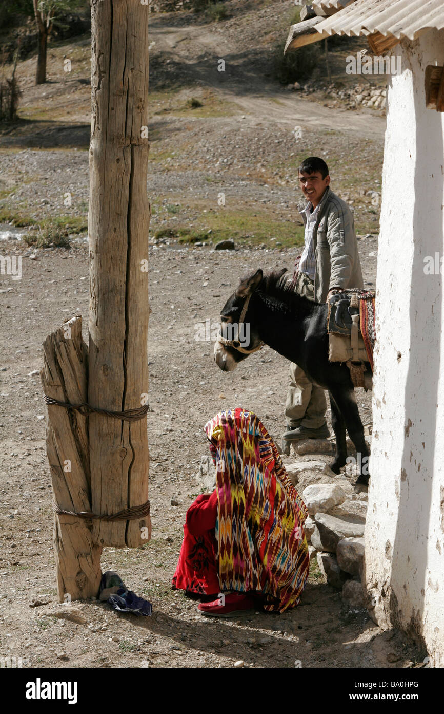 Tajik l uomo e la donna che indossa abiti tradizionali, Marguzor laghi, Fan di montagna, in Tagikistan, in Asia centrale Foto Stock