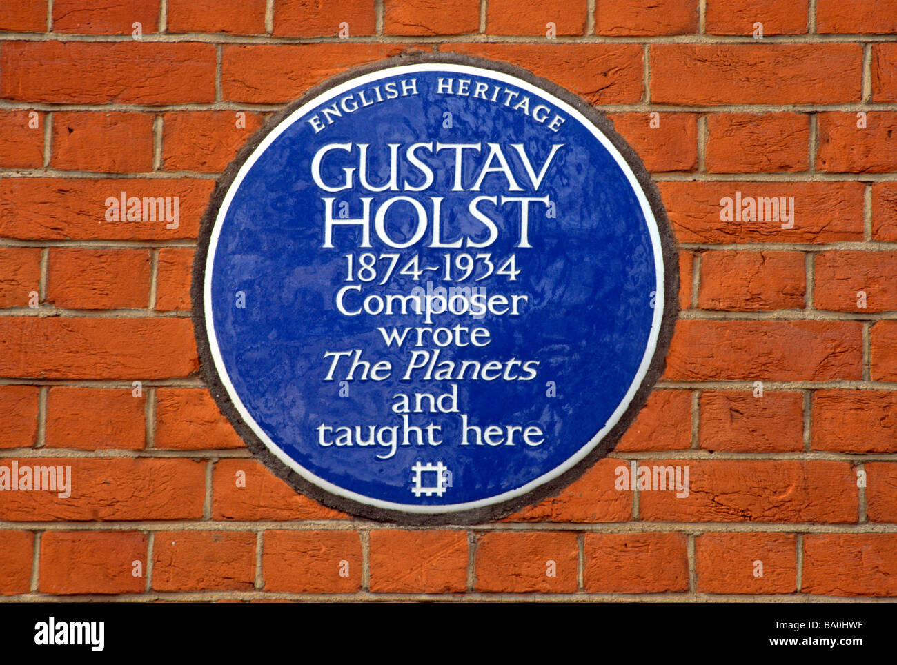English Heritage targa blu la marcatura del west London site dove il compositore Gustav Holst insegnato e scrisse i pianeti Foto Stock