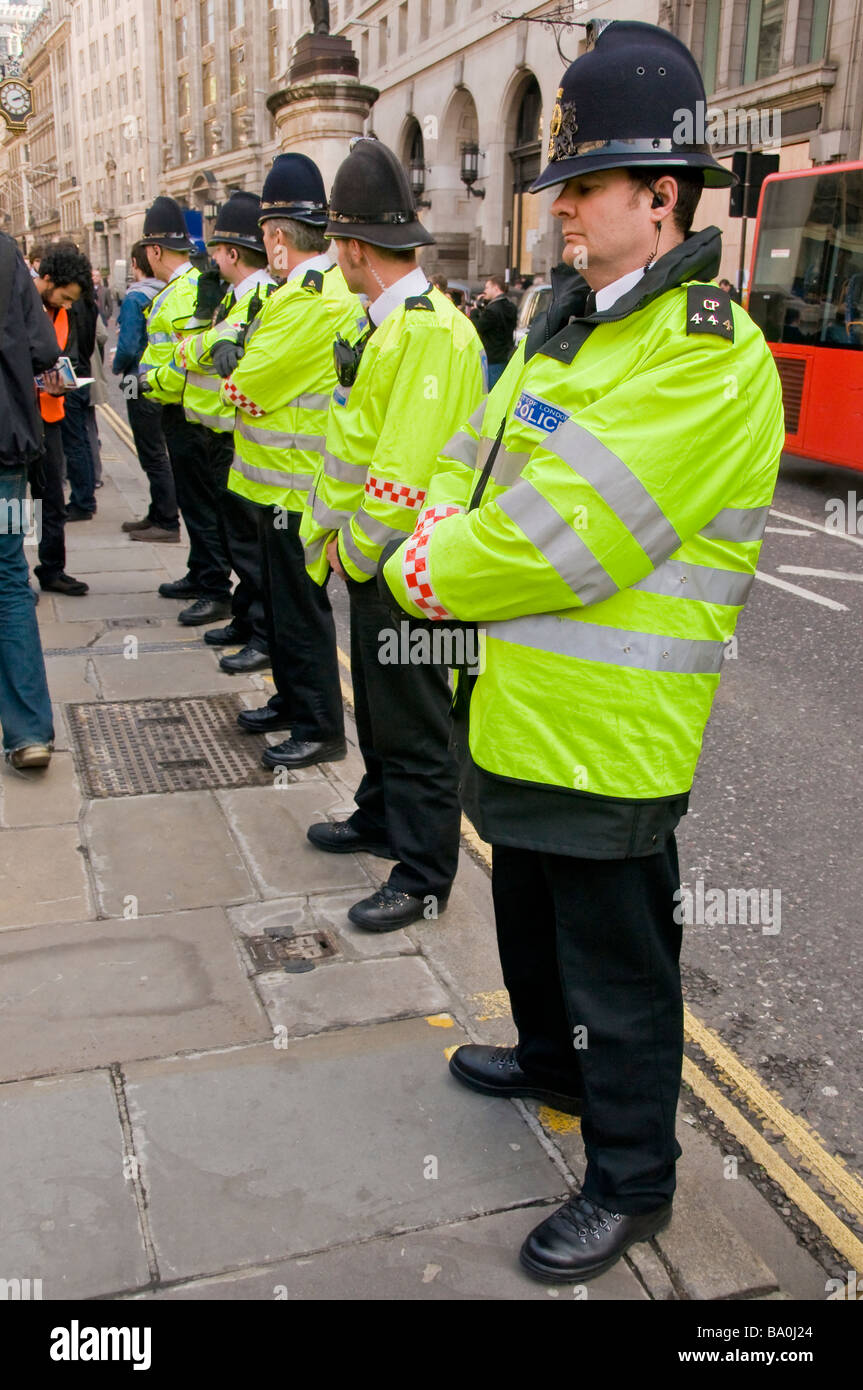 Una fila di poliziotti in piedi al vertice G20 proteste, London, England, Regno Unito Foto Stock