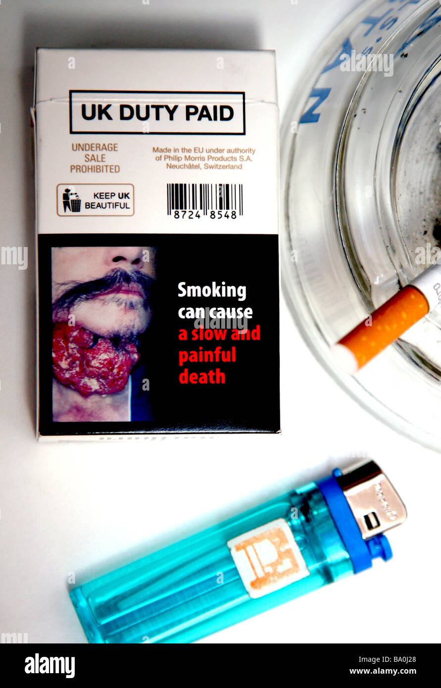 Un grafico di allarme sanitario del Regno Unito sul pacchetto di sigarette  Foto stock - Alamy