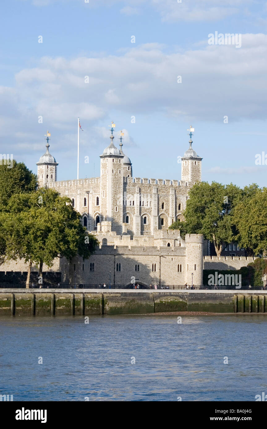 La Torre di Londra visto dalla riva sud del fiume Tamigi a Londra England Regno Unito Foto Stock