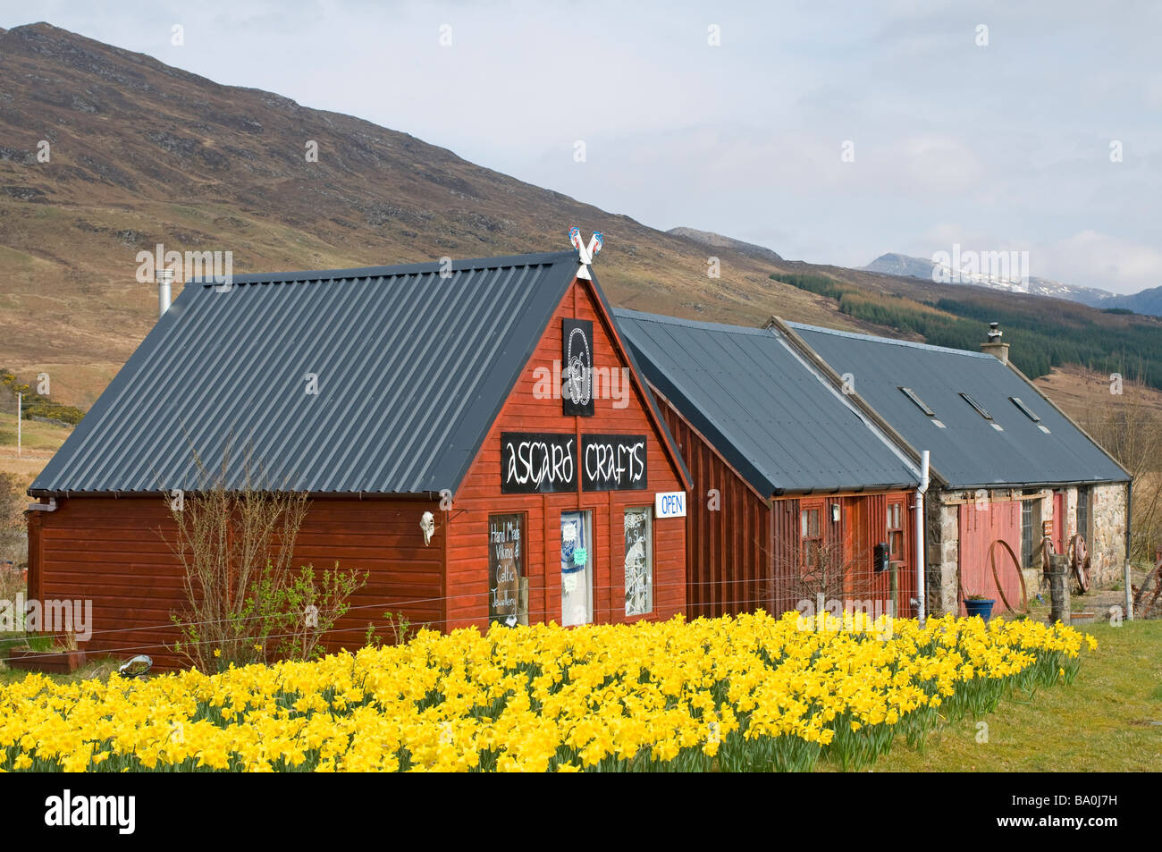 Ascard scozzese arti e mestieri shop in primavera tempo Loch Carron Ross-shire Highland Regione Scozia SCO 2308 Foto Stock