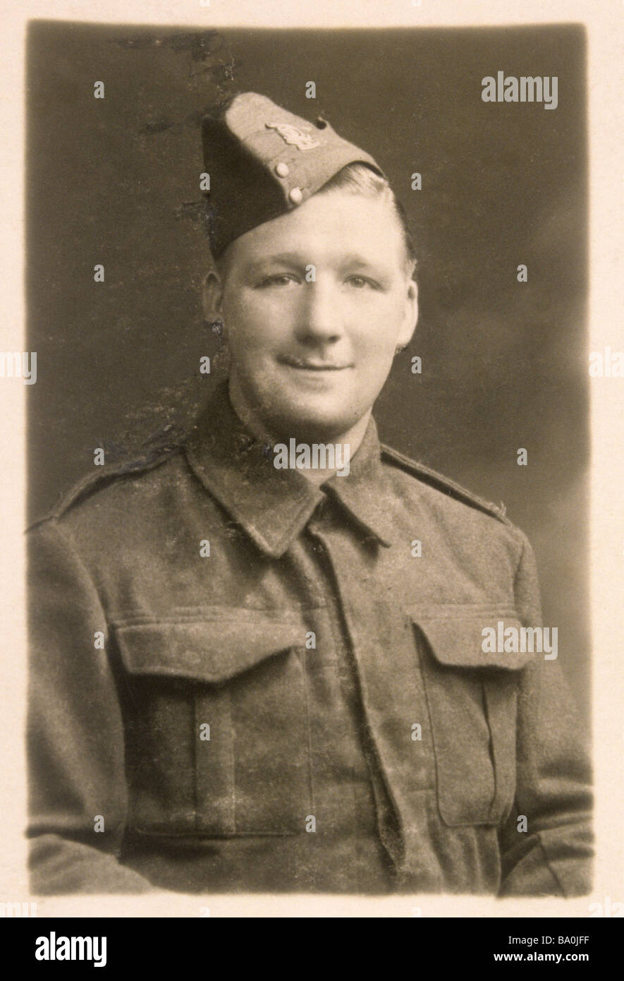 Foto del signor Len Williamson mentre nell'esercito britannico in riserva di milizia, durante il WW2. Len Williamson scrisse 'Six sprecato anni". Foto Stock