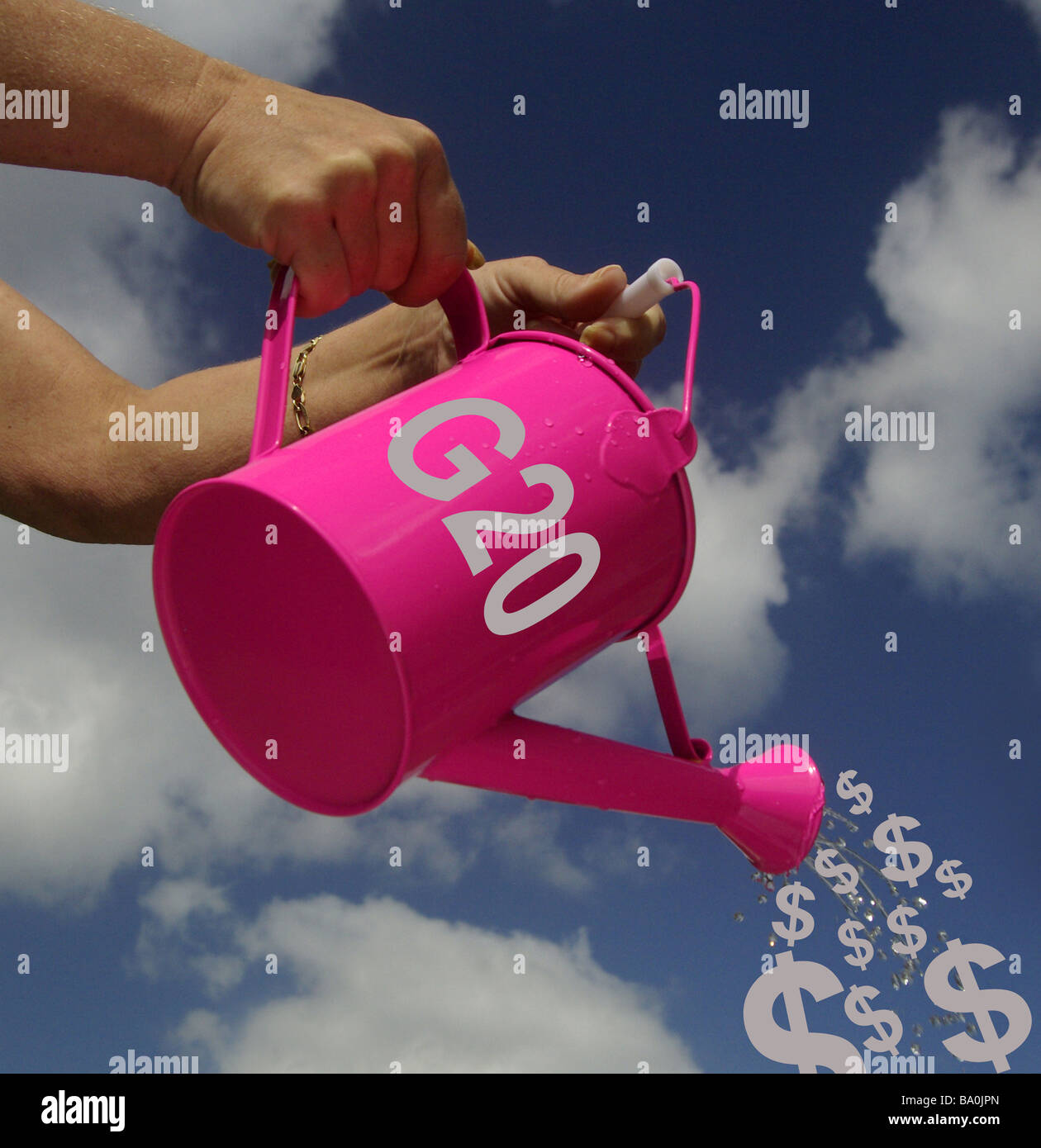 G20 incentivo finanziario dell'economia mondiale (concetto) che mostra un annaffiatoio etichettato G20 con grafica di dollaro al posto dell'acqua. Foto Stock