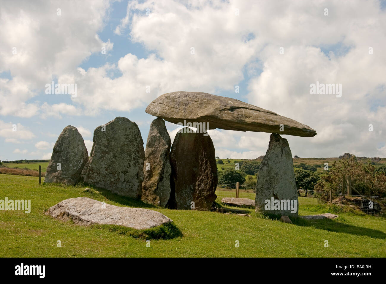 Vista di Pentre Ifan preistorici camera di sepoltura nel Pembrokeshire National Park Foto Stock