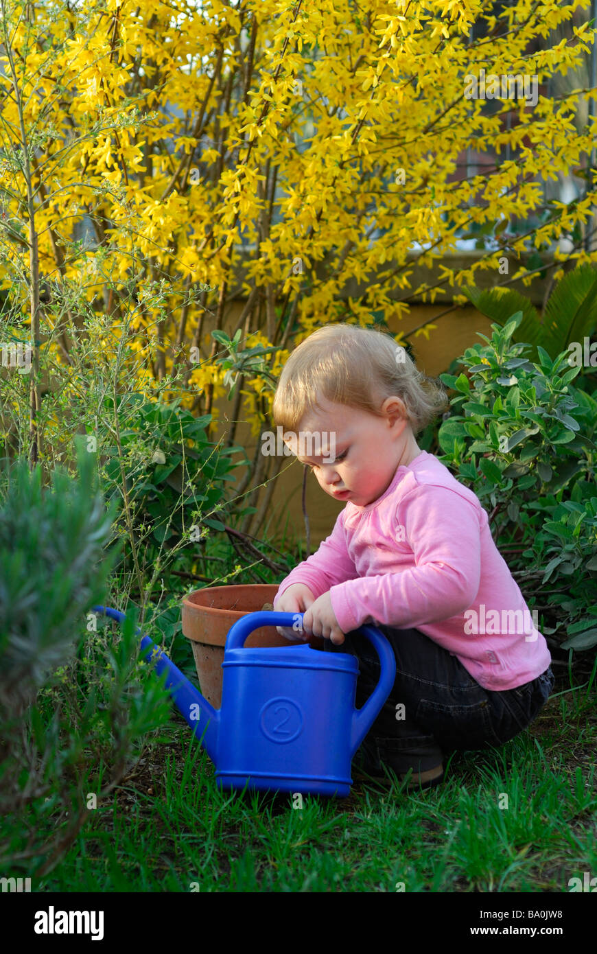 16 mese vecchio bambina giochi nel giardino Foto Stock