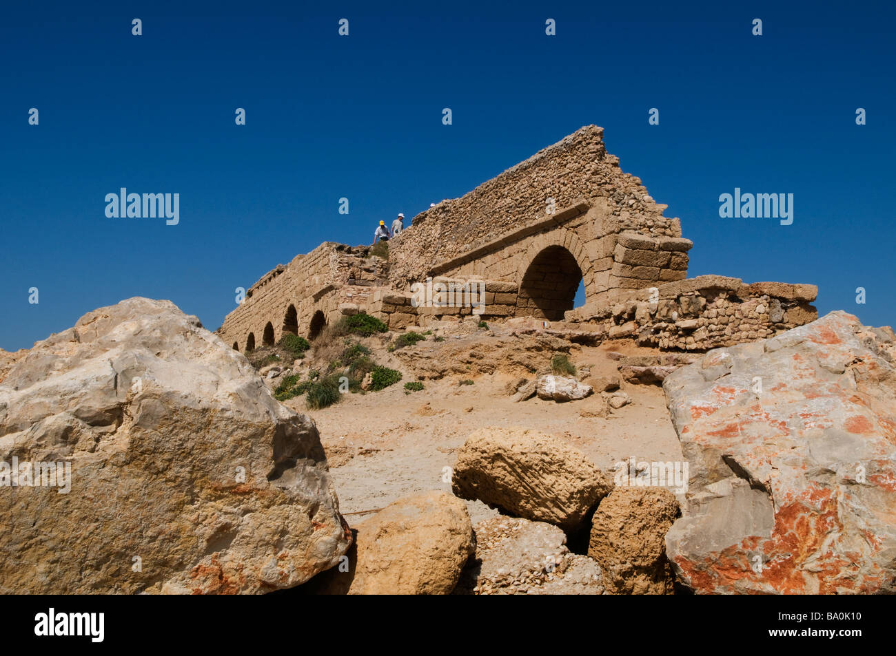 L'antico acquedotto romano a Cesarea Israele Foto Stock