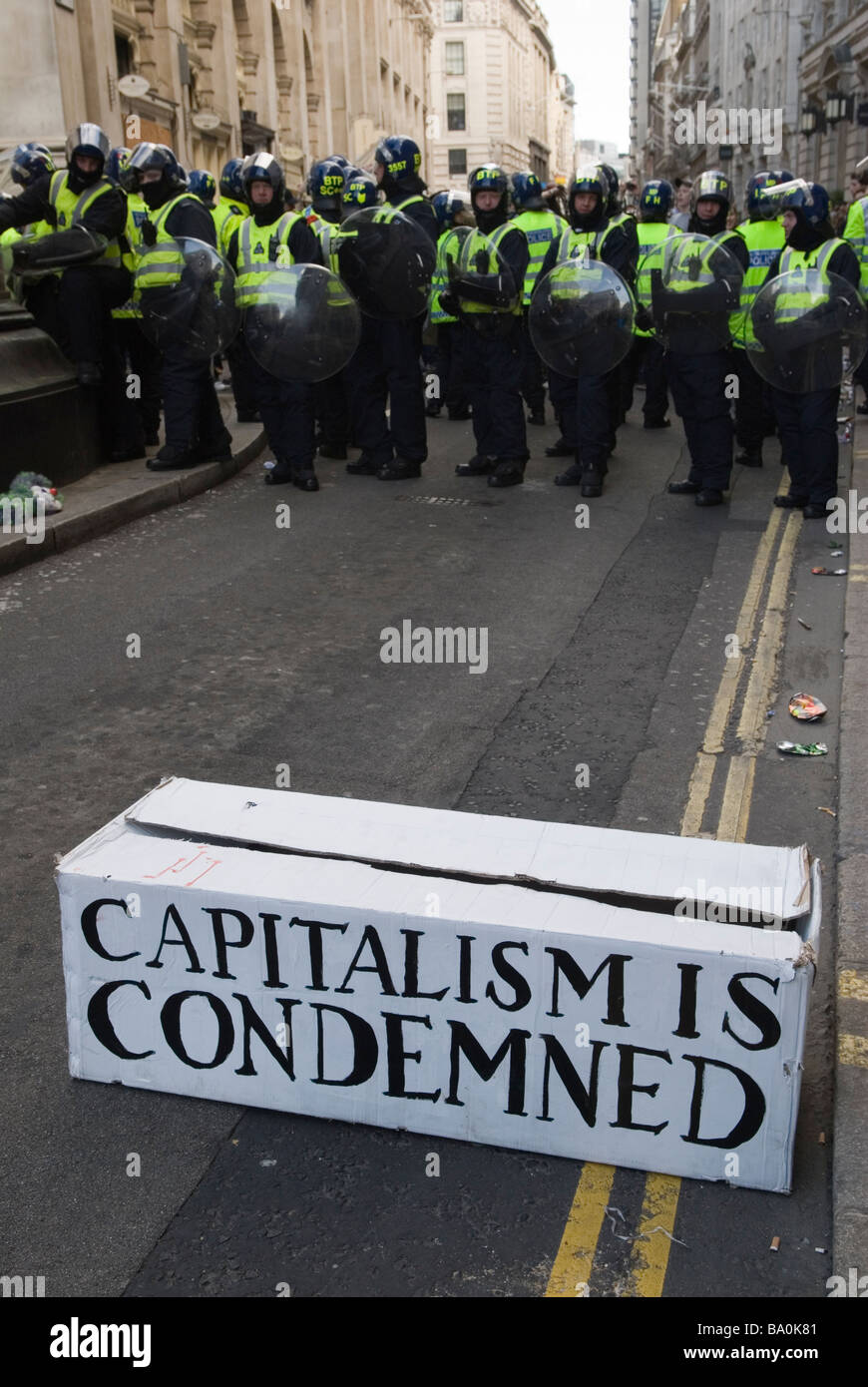 Credit Crunch G20 protestare fuori Bank of England Threadneedle Street 1 aprile bara scatola sagomata del capitalismo è condannato 2009 HOMER SYKES Foto Stock