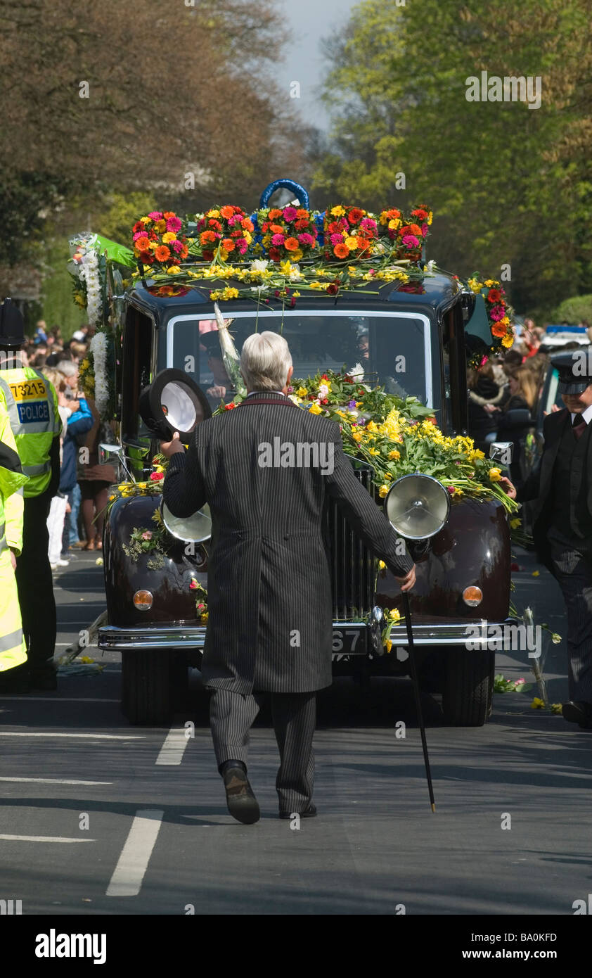 Processione funeraria UK. Rolls Royce cuore coperto di fiori. Essex Inghilterra 2000 OMERO SYKES Foto Stock