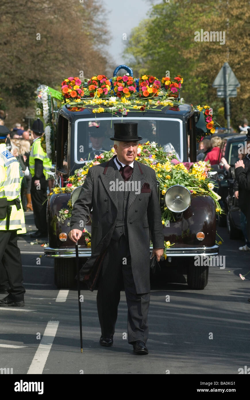 Barry Albin-Dyer Direttore funerale da Bermondsey London conduce corteo funerale per TV Reality Star Jade Goody 2009. 2000 Regno Unito HOMER SYKES Foto Stock